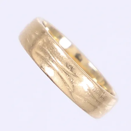 Ring med dekor stl 16¾ bredd 5mm gravyr 18K Vikt: 5,1 g