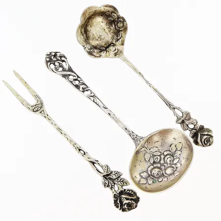 2 serveringsskedar 1 serveringsgaffel längder 11cm, silver 830/1000. Vikt: 37,5 g