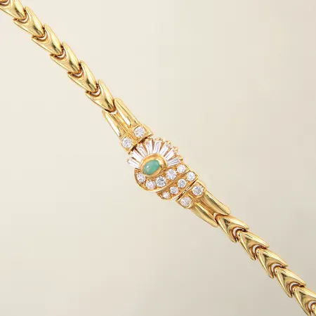 Armband med vita stenar samt en grön sten längd 19cm bredd 6-14mm 18K Vikt: 16 g
