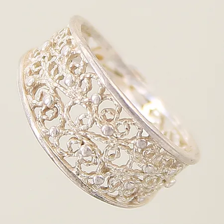 Ring med genombruten dekor stl:15¾ bredd 2,7-9,6mm silver 925/1000 Vikt: 2 g