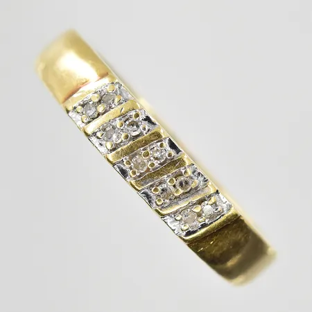 Ring med diamanter 0,05ctv, stl:17, bredd 3-4mm, 18K. Vikt: 2,6 g