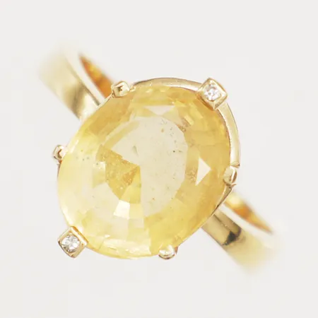 Ring med citrin samt diamanter 2xca0,01ct stl:19¾, bredd 4mm 18K bruttovikt 8,3g Vikt: 8,3 g