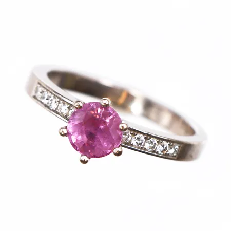 Ring med rosa safir ca 1,43ct och diamanter ca 10x0,01ct, stl:16, bredd 2,6mm, vitguld, 18K. Vikt: 5 g