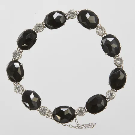 Sorgsmycke armband med onyx & vita stenar, längd ca 18,5cm, säkerhetskedja, Hedblom år 1901, 830/1000 silver Vikt: 15,7g Vikt: 15,7 g