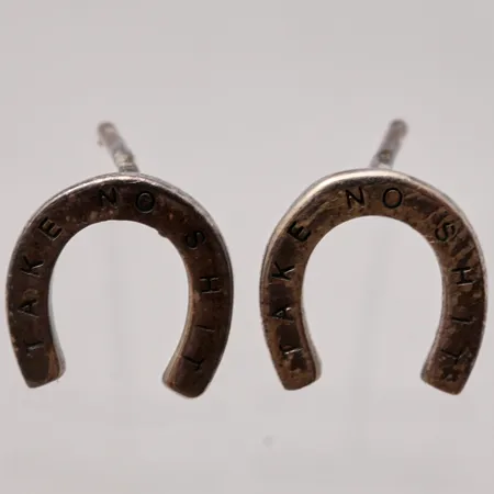Örhängen, design Efva Attling, "Take no shit", längd ca 12mm, bredd ca 9mm, saknar snurrebussar, silver 925/1000, 1,18g. 