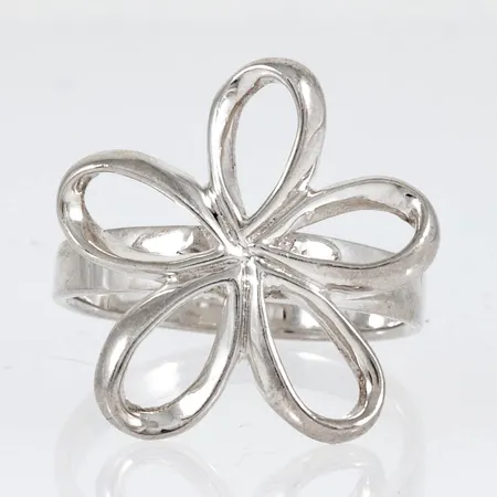 Ring i silver med en stiliserad blomma Ø 21 mm. Stl:18. Bredd 3 mm. Vikt 4,3g 925/1000.