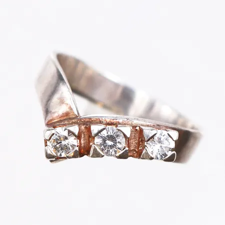 Ring med vita stenar, stl:16, bredd 3,9mm, 925/1000 silver. Vikt: 3 g