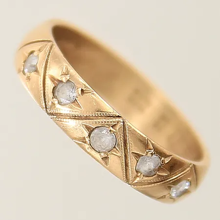 Ring med vita stenar stl:17¼ bredd 4,5mm gravyr 18K Vikt: 4 g