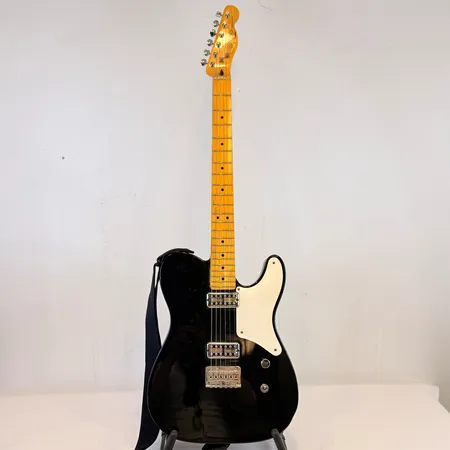 Elgitarr Squier Stratocaster av Fender s/n ICS14115916 , svart och vit, lackskada, bruksslitage, inget case. Skickas med Bussgods eller PostNord