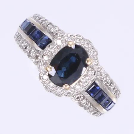 Ring med blå stenar troligen safirer samt diamanter tot ca 0,34ctv stl 17 bredd 3-10mm vitguld gravyr 18K Vikt: 4,7 g