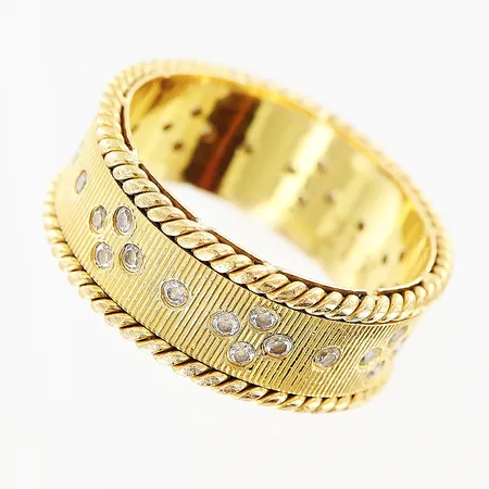 Ring vita stenar stl:16 bredd 7mm, 1 sten saknas, smärre tillverkningsdefekter 21K.  Vikt: 6,9 g