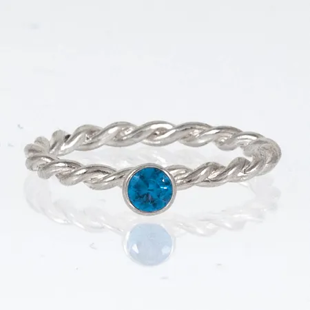 Ring i silver med en blå sten Ø 4,2 mm. Stl:17. Bredd 2,1 mm. Stämplad HHN (Hans Henrik Nygaard) 925. Vikt 1,5g 925/1000