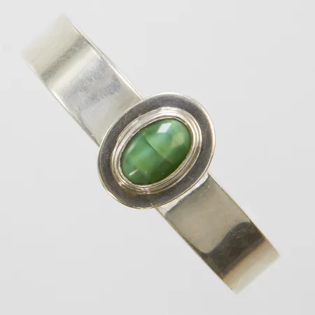 Armring med grön sten, innermått ca 55mm, bredd 10-20mm, stenens längd ca 13mm, 925/1000 silver Vikt: 35,7g Vikt: 0 g