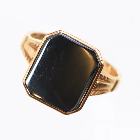 Klackring med onyx, stl:18, bredd 2,5-14,3mm, 18K. Vikt: 4,6 g