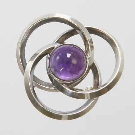 Brosch med cabochonslipad ametist Saarela Arvo, Enköping, längd 35mm, bredd 38mm, ametisten ca Ø12,5mm, 830/1000 silver Vikt: 14,2g Vikt: 14,2 g