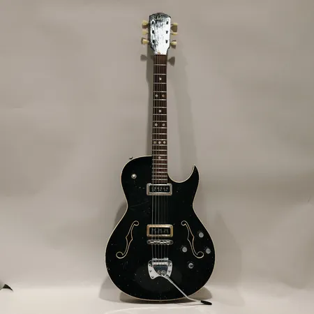 Halvakustisk gitarr Levin modell 360 ihopplock år 1966, serienummer 458900, krackelerad i lacken sprickor stöttskador gulnade lister, borrhål efter plektrumskydd som saknas, mjukt fodral  Vikt: 0 g Skickas med Bussgods eller PostNord