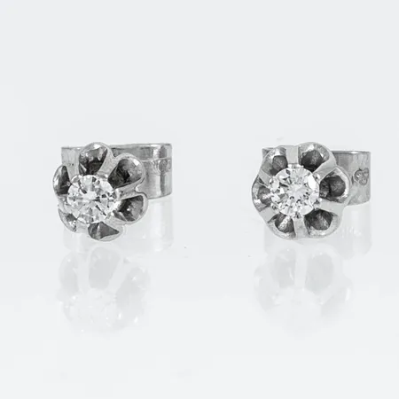 Örhängen Ø 5mm med två briljantslipade diamanter totalt 0,15ct, stenstorlek 0,15 ingraverat på snurrebussar, vitguld 18K 1,3g. Stämplad (GD&Co) Guldvaruaktiebolaget G. Dahlgren & Co AB, Malmö, 18K, kattfot. 