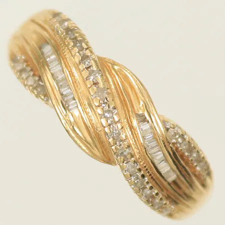 Ring med vita stenar stl 17¾ bredd 2-6mm, ojämn skena, 18K 3,2g Vikt: 3,2 g