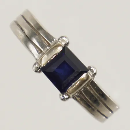 Ring med troligen syntetisk safir stl:17¼, bredd 2,9-5,1mm arabiska stämplar 18K Vikt: 3,4 g