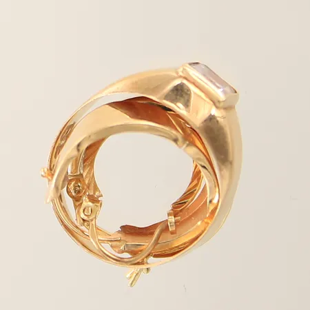 Guldsmycken, vit syntetisk spinell, gravyr, udda, bucklor, repor, 18K  Vikt: 3,4 g