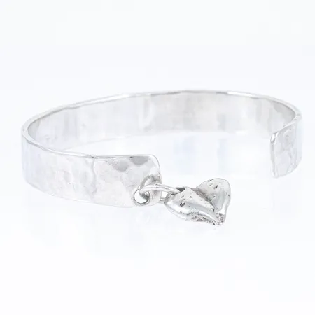 Stelt armband med hamrad yta, berlock hjärta, innermått 18,5cm bredd ca 11mm silver 925/1000 37,3g. 