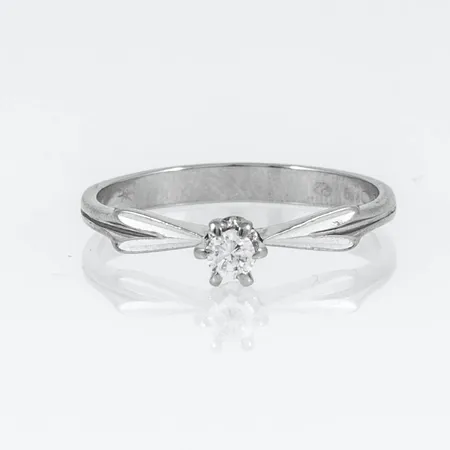 Stjärnring Capella med en briljantslipad diamant 0,09ct (TW-vs). Stl:17. Bredd 2,5 - 4 mm.  Vitguld 2,0g 18K
