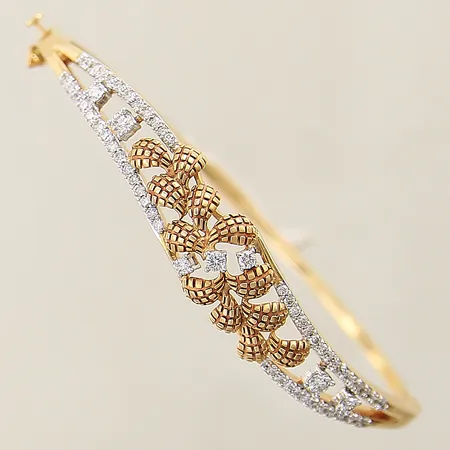 Stelt armband med diamanter 0,90ctv ca Top Crystal (I-J)/SI enligt gravyr Ø60mm bredd 1,7-10,3mm något skev skena 14K Vikt: 13,5 g