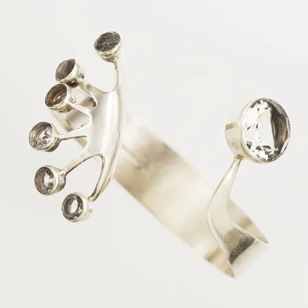 Stelt armband med vita stenar Ø66mm bredd 19mm 925/1000 silver Vikt: 45,4 g
