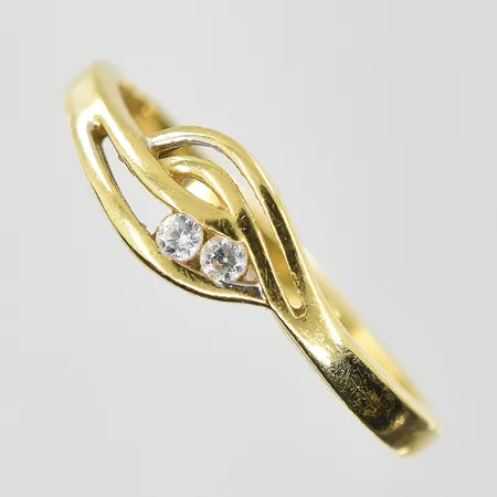Ring med vita stenar stl:17½, bredd 2-6mm, 18K. Vikt: 1,9 g