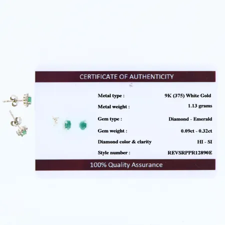 Örhängen med smaragder och diamanter0,09ctv, vitguld, ca 7mm, certifikat från okänd utgivare medföljer, inneslutningar/mjölkighet i smaragder, 9K Vikt: 1,3 g
