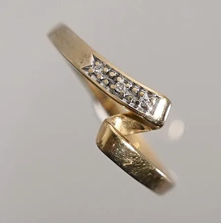 Ring med 3st diamanter på cirka 0.03ctv stl: 19¾mm bredd: 1.9-8.3mm 18k Vikt: 2,2 g