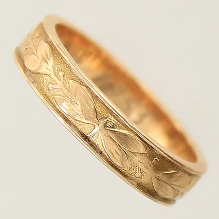 Ring mönstrad stl:16¾ bredd 4,3mm gravyr 18K Vikt: 4,3 g