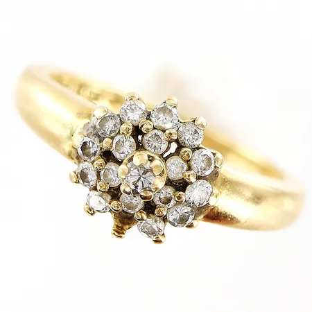 Ring diamanter 12 x ca 0,02ct 6 x ca 0,01ct stl:17¼ bredd 2-9mm 1 sten saknas, slitage på klor 18K  Vikt: 4,8 g