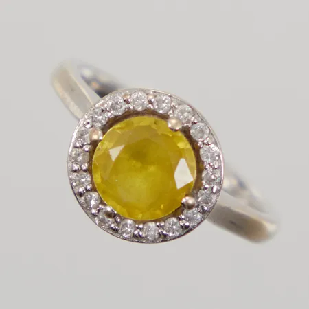 Ring med gul sten samt diamanter 18 x ca 0,01ct, stl:15, bredd 9,5-2mm, 18K Vikt: 3,7 g