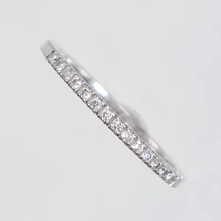 Ring i vitguld med diamanter 15xca0,009ct stl:18½ gravyr 18K Vikt: 2 g