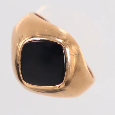 Ring stl. 19, svart sten, gravyr, 18K Vikt: 4,7 g