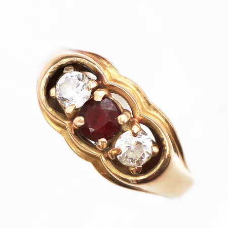 Ring med vita och röd sten, stl:19, bredd2,3-9,3mm, 18K. Vikt: 4,1 g
