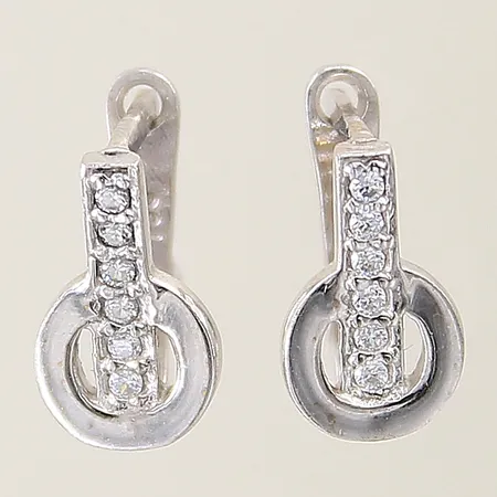 Ett par örhängen med vita stenar 11x7mm vitguld 18K  Vikt: 2,6 g