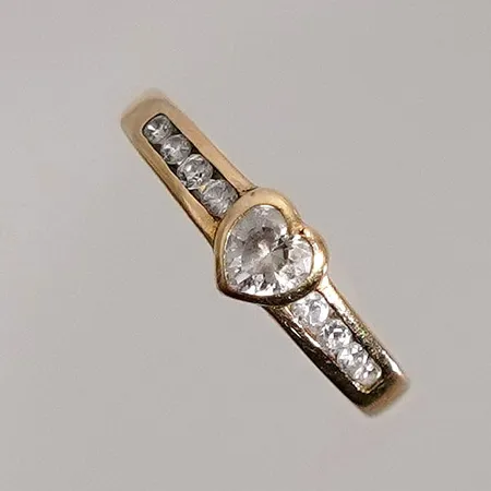 Ring med vita stenar stl: 16mm bredd: 1.5-5.2mm Vikt: 1,9 g