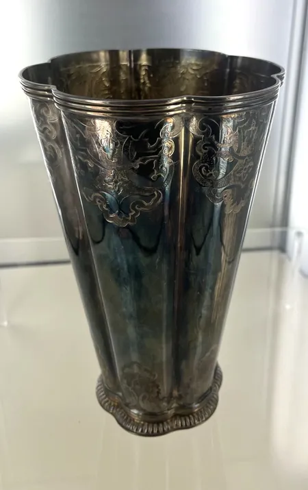 Vas höjd 22 cm diam 13 cm, graverad silver Vikt: 621,7 g
