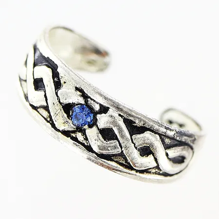 Ring stl:16½ öppen modell, bredd 3-6mm, blå sten, ostämplad, silver. Vikt: 1,3 g