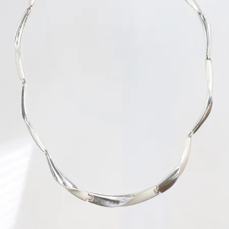 Collier halvstelt 43cm bredd 1-8mm signerat och stämplat men otydligt silver 925/1000 Vikt: 31,4 g