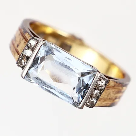 Ring gul/vitguld med stenar stl:17¼ slitage samt missfärgningar 18K Vikt: 6,2 g