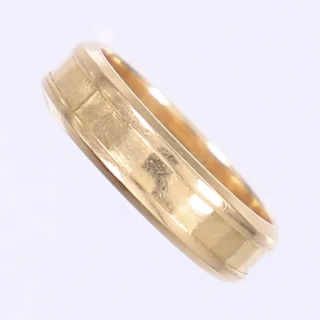 Ring med dekor stl 16 bredd 5mm gravyr 18K Vikt: 4,4 g