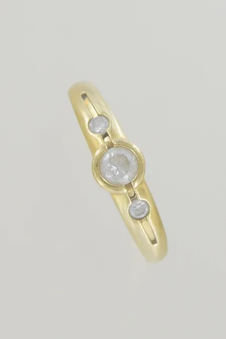 Ring med stenAR stl:17½ bredd 6 mm, lite ojämn skena 18K Vikt: 2 g