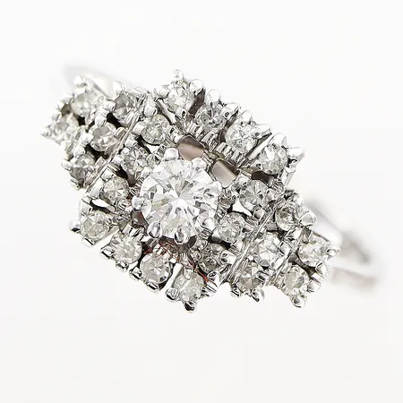 Ring stl:17 diamanter 24 x ca 0,01ct 8/8-slipade, 1 x ca 0,18ct, bredd 2,5-9mm, vitguld, 18K Vikt: 3,5 g