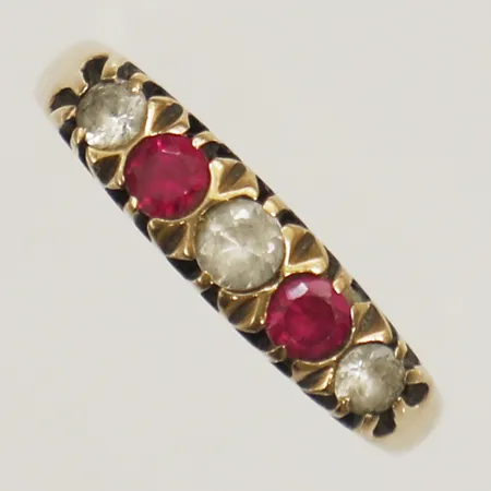 Ring med röda och vita stenar stl:18 bredd 2mm 18K Vikt: 3,2 g