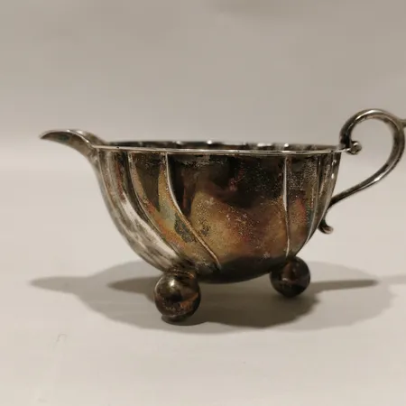 Gräddkanna och sockerskål höjd 4cm samt 3cm Silver 830/1000 Vikt: 130,8 g