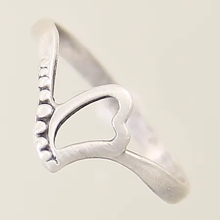 Ring med dekor stl 16½ bredd 2-9mm, något skev skena, silver 925/1000 Vikt: 1,1 g