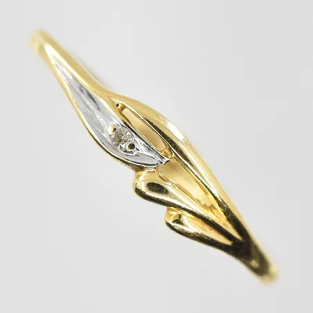 Ring med vit sten stl:17¾, bredd 1-4mm, 18K. Vikt: 0,7 g